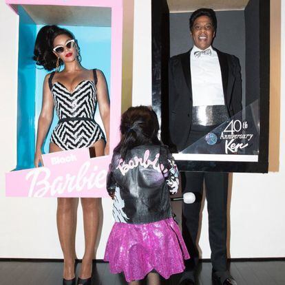 Beyoncé ha elegido disfraces familiares a conjunto para este Halloween. Si primero toda la familia se disfrazó del grupo de hip hop de los ochenta Salt N' Peppa, ayer Beyoncé se disfrazó como Barbie y su marido, Jay-Z, de Ken. 
