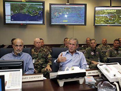 Bush (centro), durante la reunión que mantuvo en la mañana de ayer con su equipo en una base de Colorado.