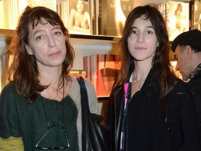 Kate Barry (a la izquierda) y su hermana Charlotte Gainsbourg, fotografiadas el 22 de octubre de 2013.