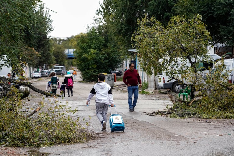 Un niño se dirige a su casa tras bajar del autobús en el sector seis de la Cañada Real.