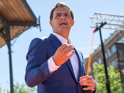 El presidente de Ciudadanos, Albert Rivera, interviene en el acto de presentación del equipo del partido para las elecciones europeas, hoy en la plaza de Chamberí, en Madrid. 