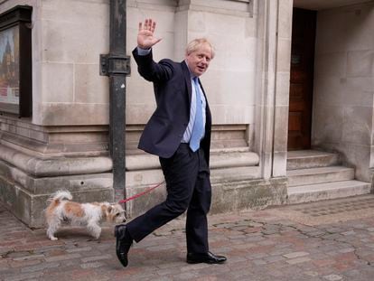 Boris Johnson, junto a su perro Dylin, salía este jueves de un colegio electoral en Londres.