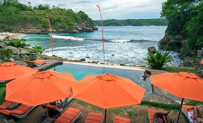 Imagen de archivo del hotel junto a la playa en la se ahogó un hombre de nacionalidad hispano-suiza en la isla de Ceningan (Indonesia).