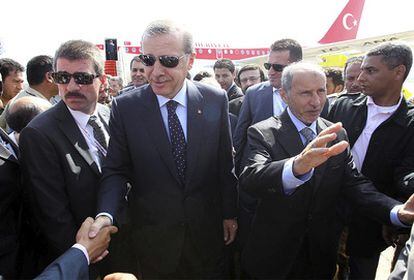 El presidente turco, Recep Tayyip Erdogan, a su llegada al aeropuerto de Trípoli