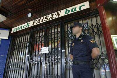 Bar Faisán, en Irún, clausurado por la policía por su vinculación con la red de extorsión de ETA.