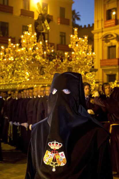 <b>MIÉRCOLES SANTO. Málaga.</b> El preso malagueño liberado desfila ante el paso de Jesús El Rico por las calles de Málaga.