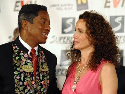 Andie MacDowell ha presentado la gala de los premios humanitarios Save the World en Viena. Jermaine Jackson, hermano de Michael Jackson ha recogido el galardón honorífico dedicado al músico y ha destacado el lado humano del cantante. Carl Lewis, Greenpeace y la ONG Aldeas Infantiles, también han sido premiados.