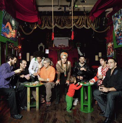 El grupo de flamenco-fusión 'Ojos de brujo' eligió el espacio de arte y bar Tinta Roja: "Tiene ese poso del artista que ilustra muy bien el mundo de la farándula". La banda empezó a tocar en la calle Escudellers y en las Ramblas de Barcelona, y saca el lado más decadente y romántico de la ciudad.