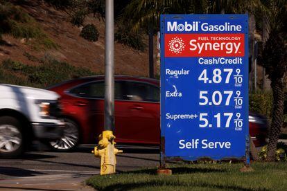 Un cartel con los precios de los carburantes en una gasolinera en Solana Beach (California), este lunes.