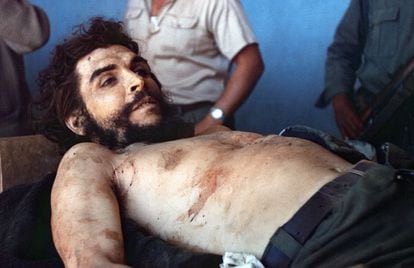 El cadáver de Ernesto Che Guevera, expuesto al público en el pueblo de Vallegrande, en Bolivia, al día siguiente de ser asesinado, el 10 de octubre de 1967.