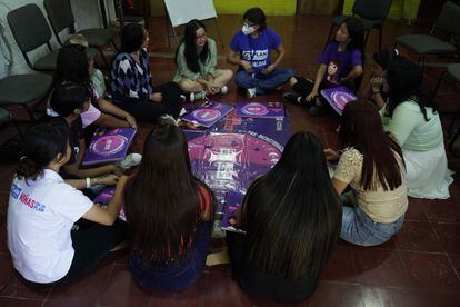 El grupo de jóvenes del proyecto Mariposas Rojas realizan juegos didácticos sobre salud menstrual en Chalatenango, El Salvador.