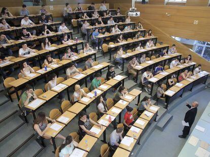 Vista de un aula en el examen de Selectividad en la Facultad de Odontología de la Universidad Complutense de Madrid, en 2016.