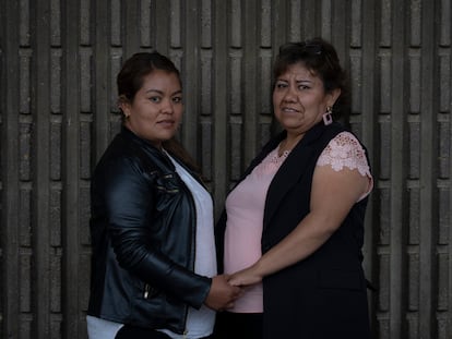 Lorena Ramírez y Rocío Martínez, madre e hija, reunidas después de 27 años, posan para un retrato el 19 de octubre.