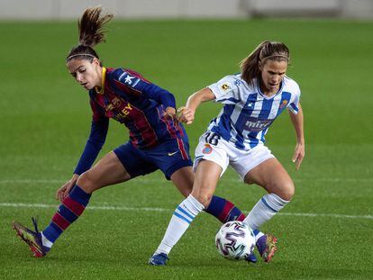 Dulce Quintana, del Espanyol, protege el balón ante Aitana Bonmati, del Barcelona, durante el derbi catalán en el Camp Nou este miércoles.