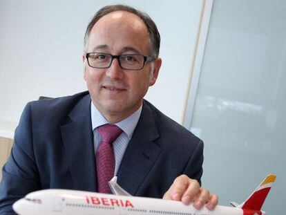 Luis Gallego, presidente de Iberia, con la maqueta de un A330.