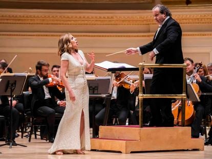 La Orquesta Sinfónica de Madrid, dirigida por Juanjo Mena, con la soprano Sabina Puértolas, este jueves en el Carnegie Hall.