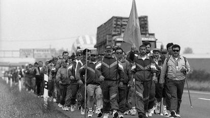 Trabajadores asturianos de Ensidesa en 'la marcha de hierro' a su paso por Valencia de Don Juan (León) en 1992.