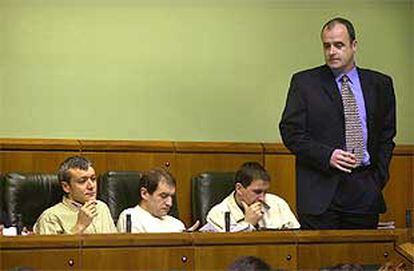 El portavoz del PNV, Joseba Egibar (a la derecha), junto a los parlamentarios de Batasuna Antton Morcillo, Josu Ternera y Arnaldo Otegi en el Parlamento vasco.