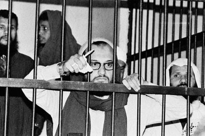 Ayman al Zawahiri tras las rejas en una corte egipcia en 1982, durante su juicio como uno de los autores intelectuales del asesinato del presidente de Egipto, Anwar Sadat, en 1981. Al Zawahiri fue médico cirujano. Tras pasar tres años tras las rejas fue expulsado del país.
En portada, Al Zawahiri junto a Osama bin Laden, durante una conferencia de prensa en Afghanistán, en mayo de 1998.