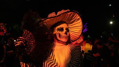 Una mujer disfrazada de Catrina, durante un desfile en Ciudad de México, el pasado 22 de octubre.