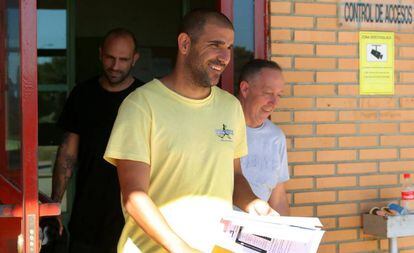 Carlos Aranda sale en mayo de la prisión de Zuera, delante de Raúl Bravo.