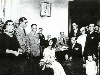 Enriqueta Gallinat, el día de su boda, en 1934, rodeada por líderes políticos catalanes.