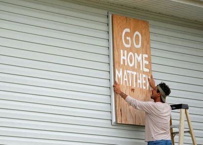Preparativos en una tienda de Cherry Grove, en Carolina del Sur, ante la llegada del huracán. Florida ha solicitado la evacuación de 1,5 millones de personas.