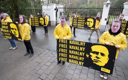 Activistas de Amnistía Internacional se manifestan para pedir la liberación de Navalni, este lunes en Bruselas. 

