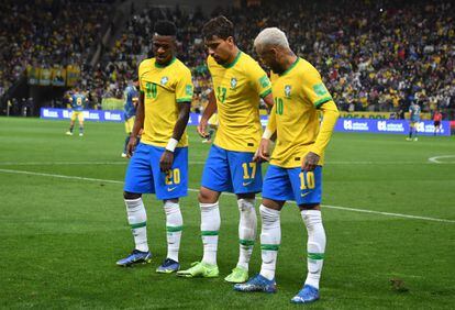 Vinicius, Lucas Paquetá y Neymar celebran este jueves el gol del triunfo contra Colombia.