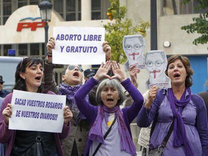 Manifestantes contra la reforma de la ley del aborto ante la sede del PP de Valencia.