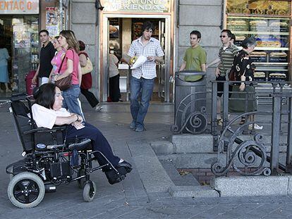 Cristina Agulló, frente a la estación de metro de Atocha, inaccesible para ella.