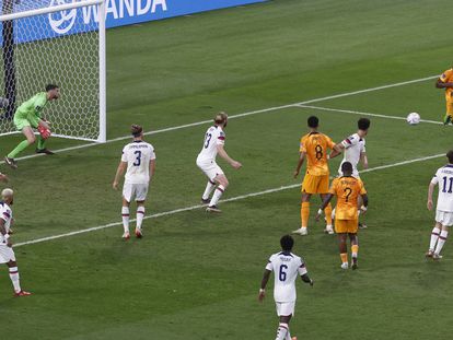 Dumfries anota el tercer gol de Países Bajos ante Estados Unidos en el partido de octavos de final del Mundial este sábado.