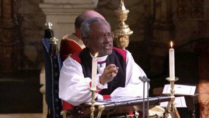 El obispo presidente de la Iglesia Episcopal de EEUU, el reverendo afroamericano Michael Bruce Curry, encargado de dar el sermón está sorprendiendo a todos con su manera dirigirse a los presentes.