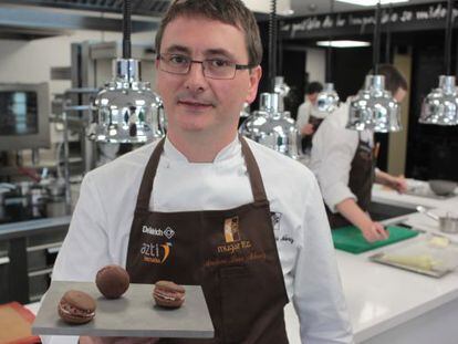 Aduriz muestra uno de sus nuevos platos, el macaron de morcilla y queso azul, en la cocina del Mugaritz.
