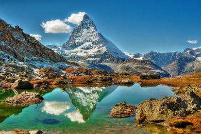 En alemán se llama Matterhorn y, en francés, Le Cervin. Probablemente sea la montaña más famosa de los Alpes, con sus 4.478 metros de altura, solo aptos para escaladores avezados, haciendo de frontera entre Italia y Suiza. <a href="https://www.myswitzerland.com/es-es/ " target="_blank">Por la parte suiza</a>, donde es un símbolo nacional, puede verse desde la plataforma de observación del pico Klein Matterhorn, que está justo enfrente, a 3.883 metros, a la que se llega en el teleférico más alto de Europa. Su imponente figura en forma de pirámide domina el complejo de esquí de Breuil-Cervinia-Valtournenche-Zermatt, extendido sobre tres valles y dos naciones, con más de 360 kilómetros de pistas.