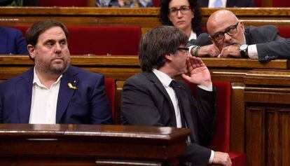El presidente Carles Puigdemont, hablando con Lluís Corominas.