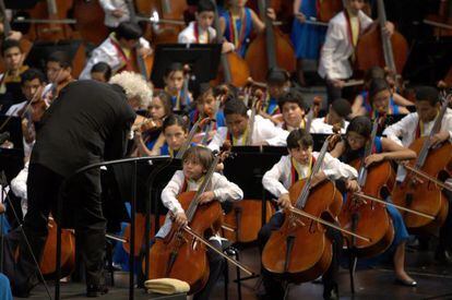 Simon Rattle durante el concierto de ayer en Salzburgo con los jóvenes de la Orquesta Sinfónica Nacional Infantil de Venezuela.