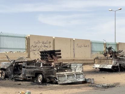 Restos de vehículos de las milicias paramilitares Fuerzas de Apoyo Rápido tras un enfrentamiento con el ejército regular de Sudán en Jartum, el 18 de abril pasado.