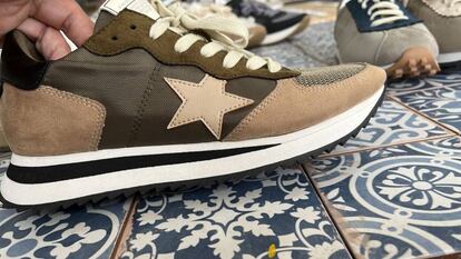 Modelo de otras zapatillas con estrella.