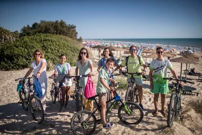 Los miembros de la familia Sánchez (Elena, Amelia, Laura, Chechu, Carolina, Pablo y Jorge) posan en la playa de Costa Ballena, el viernes en Cádiz.