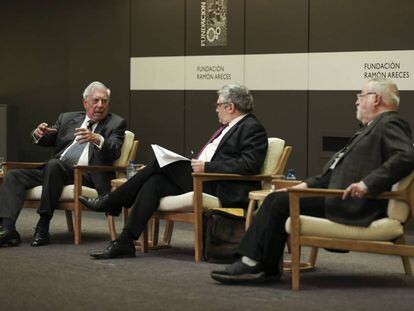 Mario Vargas Llosa (izquierda), José Lázaro y Fernando Savater, en Madrid.