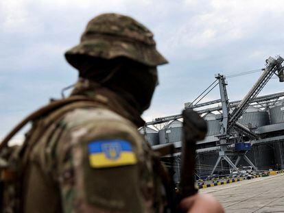 Un militar ucranio frente a los silos de cereales del puerto de Odesa, en el mar Negro, el pasado 29 de julio.
