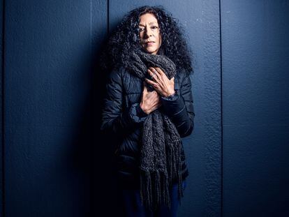 La escritora Leila Guerriero, posa para EL PAÍS en el barrio de Las Letras, en Madrid.