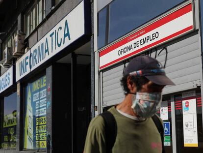 Un hombre pasa ante una ofician de empleo en Madrid.