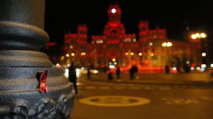 El Palacio de Cibeles iluminado de rojo para apoyar la lucha contra el sida