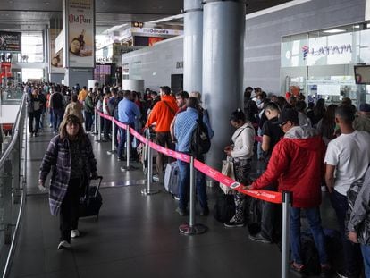 Ante la cancelación de los vuelos por parte de Viva Air, pasajeros hacen largas filas en el aeropuerto El Dorado de Bogotá, el 28 de febrero de 2023.