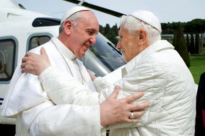 El papa Francisco y su predecesor en la Santa Sede, Benedicto XVI, vivieron ayer un encuentro histórico, sin precedentes desde hace seis siglos, cuando coexistieron dos pontífices por última vez, el 23 de marzo de 2013.