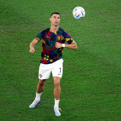 Doha (Qatar), 02/12/2022.- Cristiano Ronaldo of Portugal during the warm up prior the FIFA World Cup 2022 group H soccer match between South Korea and Portugal at Education City Stadium in Doha, Qatar, 02 December 2022. (Mundial de Fútbol, Corea del Sur, Catar) EFE/EPA/Abir Sultan

