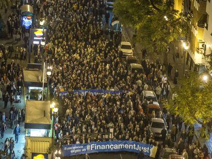 Miles de manifestantes reivindican una financiaci&oacute;n auton&oacute;mica justa para los valencianos. 