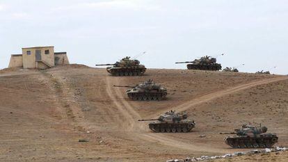 Tanques turcos pasan por Suruc, cerca de la frontera con Siria.